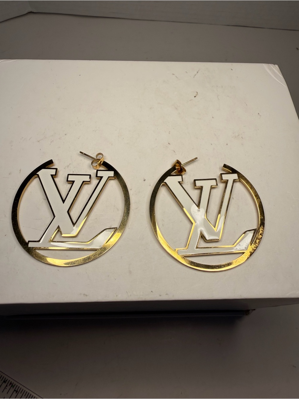 Louis Vuitton Louise GM
Hoop Earrings in Gold-Tone Metal and White Enamel